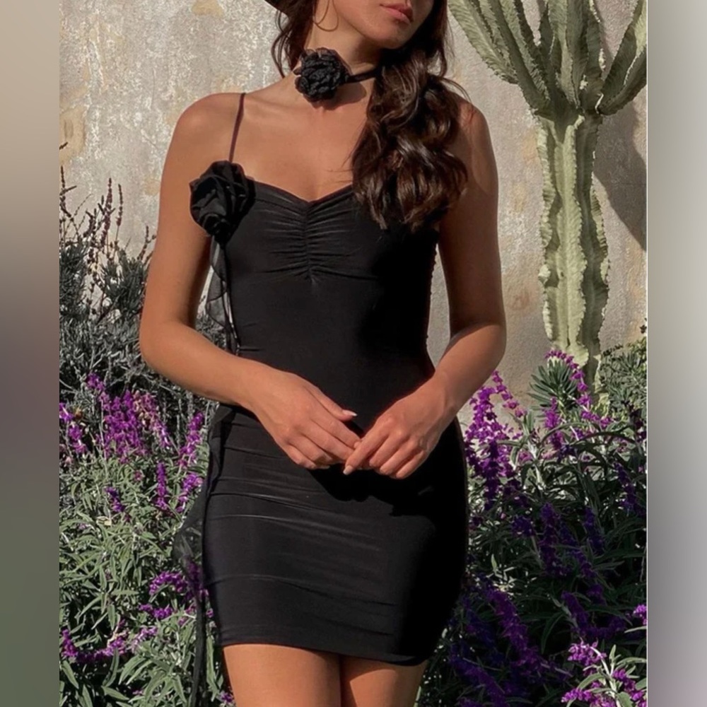 ALEXANDRIA - BLACK
KNIT MINI DRESS